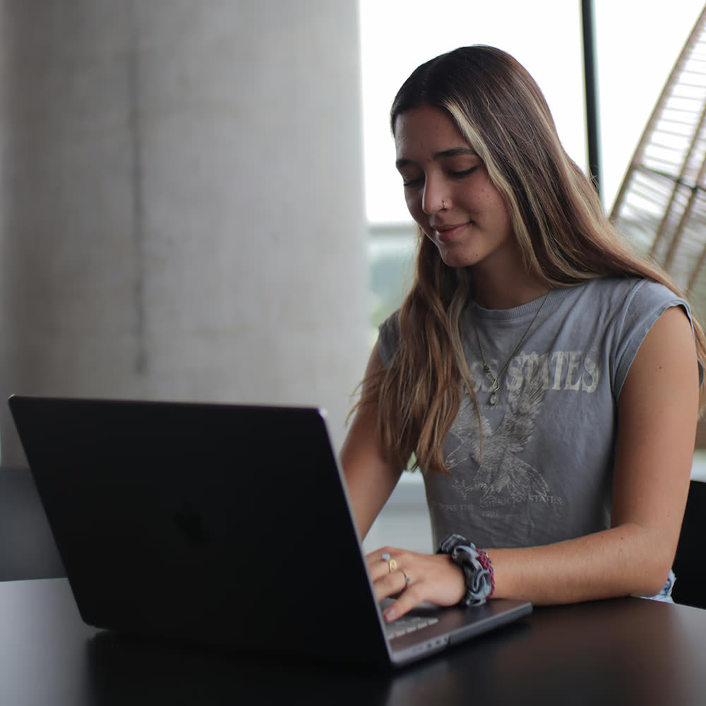 Ragazza al computer
